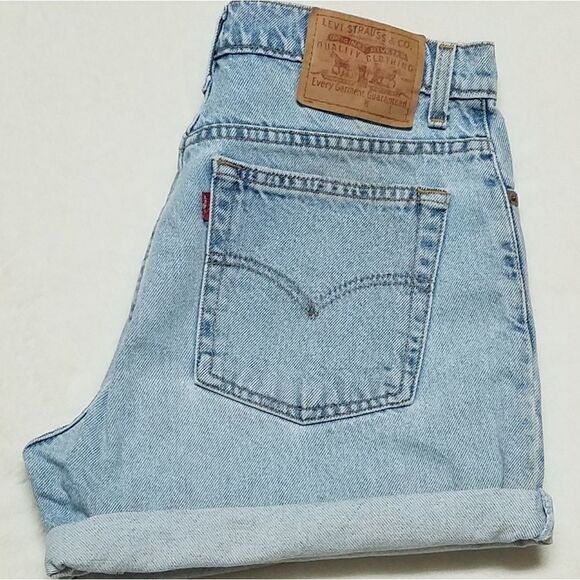 VINTAGE Levi's High Rise Wedgie Light Wash Shorts - Picture 3 of 14